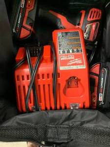 MILWAUKEE DRILL SET