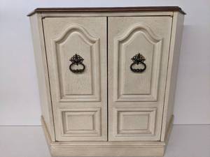 lot 142 image: Beautiful Vintage Cabinet