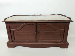 lot 141 image: Vintage Blanket ChestBench with Upholstered Top