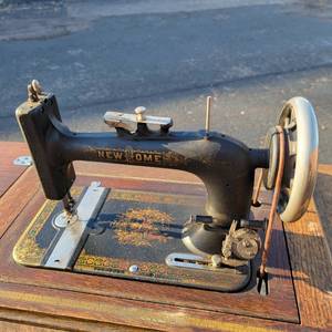 lot 179 image: Vintage Early 1900s Beautiful Rare Vintage New Home Treadle Sewing Machine in Oak & Cast Iron Cabinet