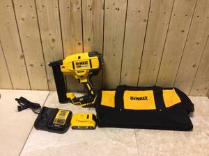 DEWALT 20-Volt MAX XR Lithium-Ion Cordless 18-Gauge Narrow Crown Stapler Kit with Battery 2Ah, Charger and Contractor Bag Customer Returns See Pictures