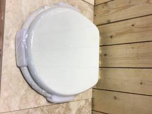 lot 64 image: TOPSEAT TinyHiney Slow Close Round Potty Seat