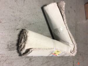 lot 93 image: SMALL WHITE RUG &nbspCustomer Returns See Pictures