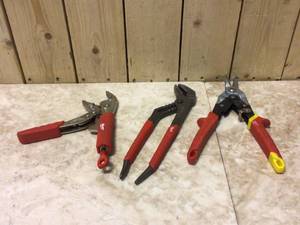 lot 23 image: MIX LOT OF PLIERS TOOLS