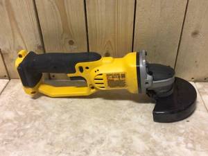 lot 25 image: DEWALT 20-Volt MAX Cordless 4-12 in. to 5 in. Grinder (Tool Only)