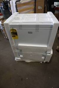 lot 127 image: Black and Decker 5.1 Cu Ft Chest Freezer