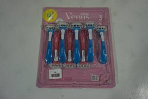 lot 82 image: Gillette Venus Bulk Razor Pack