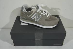 lot 146 image: New Balance 574 Classic Sneakers - Mens 8 EE