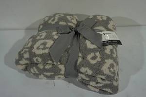 lot 135 image: NEW Members Mark Luxury Collection Cozy Knit Throw Blanket