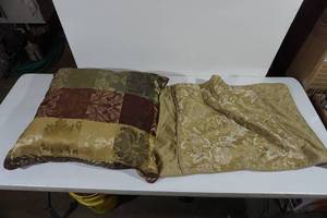 lot 187 image: Pillow and Cover Set - 2 Pillows, 4 Covers