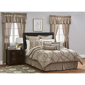 lot 226 image: Avondale Manor Bedroom Set - King
