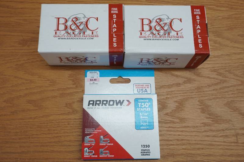 lot 48 image: 2 B&C Eage hammer tacker staples 3...
