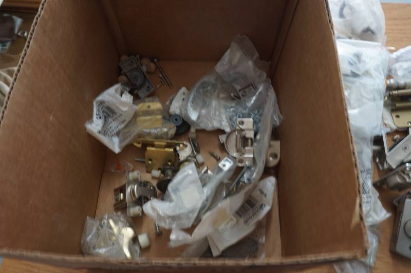 lot 446 image: cabinet hardware