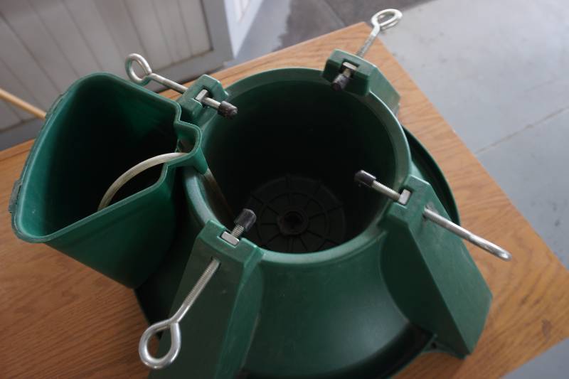 lot 495 image: christmas tree stand