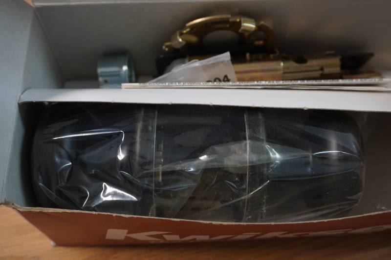 lot 1010 image: kwik set lock set