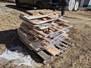 Pallet of Mixed Species Short Pieces and Cut-Offs - Longest is about 36 - Overall the Pallet is about 45 x 36 x 36