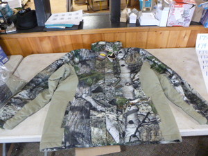 lot 166 image: Mossy Oak Yukon Gear Hunting Jacket with Hidden Hood