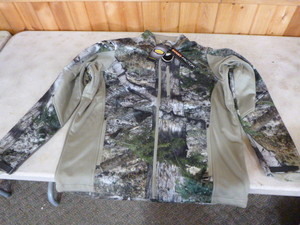 lot 170 image: Mossy Oak Yukon Gear Hunting Jacket