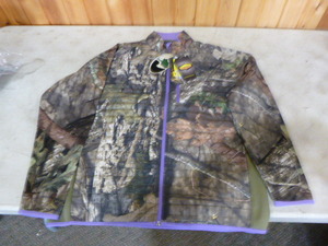 lot 173 image: Mossy Oak Yukon Gear Hunting Jacket