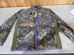 lot 176 image: Mossy Oak Yukon Gear Hunting Jacket