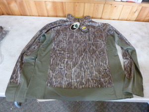 lot 179 image: Mossy Oak Yukon Gear Pull-Over Lightweight Jacket