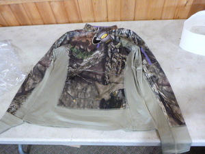 lot 182 image: Mossy Oak Yukon Gear Pull-Over Lightweight Jacket