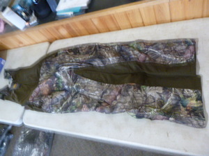 lot 184 image: Mossy Oak Yukon Gear Hunting Bibs