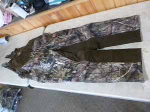 lot 185 image: Mossy Oak Yukon Gear Hunting Bibs