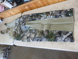 lot 186 image: Mossy Oak Yukon Gear Hunting Bibs