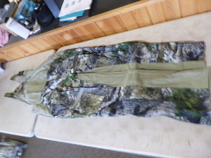 lot 187 image: Mossy Oak Yukon Gear Hunting Bibs
