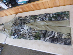 lot 188 image: Mossy Oak Yukon Gear Hunting Bibs