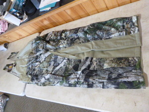lot 189 image: Mossy Oak Yukon Gear Hunting Bibs