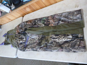 lot 190 image: Mossy Oak Yukon Gear Hunting Bibs