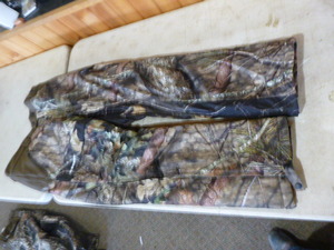 lot 191 image: Mossy Oak Yukon Gear Hunting Pants