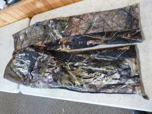 lot 192 image: Mossy Oak Yukon Gear Hunting Pants