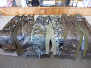 lot 194 image: 3 Pair of Mossy Oak Yukon Gear Hunting Pants