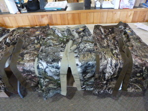 lot 196 image: 3 Pair of Mossy Oak Yukon Gear Hunting Pants