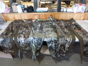 lot 198 image: 3 Pair of Mossy Oak Yukon Gear Hunting Pants