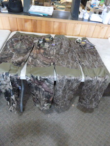 lot 201 image: 2 Pair of Mossy Oak Yukon Gear Hunting Pants
