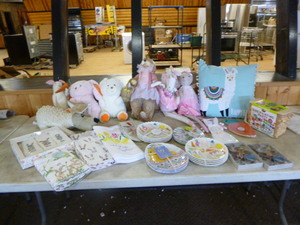 lot 281 image: Lot of Easter Dcor