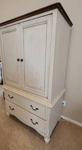 lot 35 image: Cochrane Vanilla Wash Entertainment Cabinet