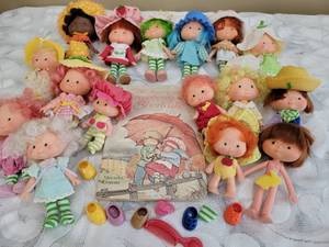 lot 325 image: 1979 Vintage Strawberry Shortcake Doll Collection