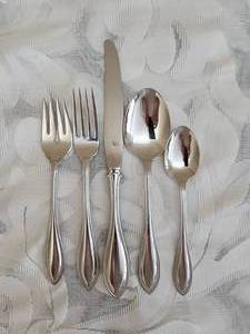 lot 172 image: Oneida Stainless Steel Flatware Service  65 pieces