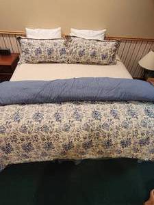 lot 49 image: King Duvet Comforter and Sham Set