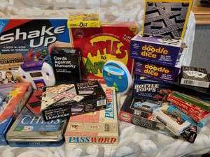 lot 326 image: Board Games & Puzzle Bundle