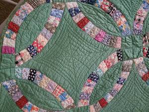 lot 150 image: Antique Green Feedsack Double Wedding Ring Quilt