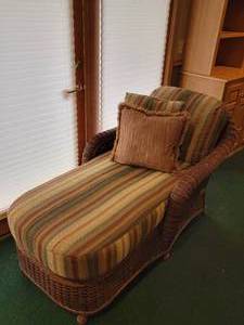 lot 117 image: Braxton Culler Wicker Chaise Lounge with NIB Longaberger Blanket