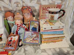 lot 318 image: Mary Engelbeits Collection of Holiday Decorations.