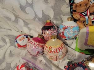 lot 317 image: Mary Engelbeits Collection of Holiday Decorations.