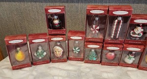 lot 264 image: Vintage Hallmark HAND MADE GLASS Christmas Ornaments NOS